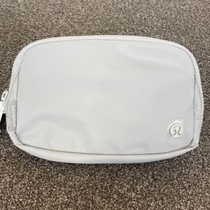 ❤️ Lululemon Everywhere Belt Bag Seal Grey NWT
